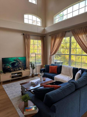 Sun Drenched & Spacious Retreat Mins to Disney